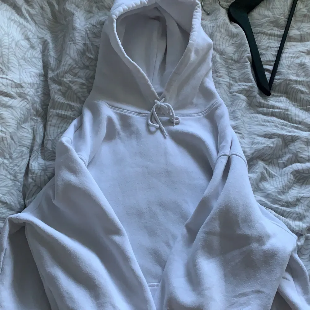 En stor, mysig hoodie i vit färg från H&M! Använder sällan men är supermysig och snygg. Strl Xl! . Hoodies.