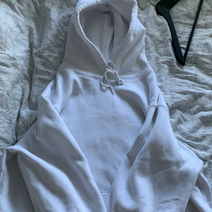 Hoodie från H&M i strl xl - En stor, mysig hoodie i vit färg från H&M! Använder sällan men är supermysig och snygg. Strl Xl! 