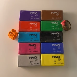 Clay lera - säljer lera man kan göra till exempel ringar av. Aldrig öppnade. Frakt tillkommer🤍 1 för 10. 2 för 15. 3 för 20 osv eller alla för 55 kr. 