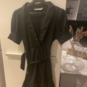 Klänning  - En jätte fin klänning som jag tyvärr har växt ur, inte använd så många gånger, den är från nakd