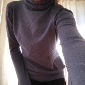 Blå polotröja - Fin polotröja som inte kommer till användning💙 Bra kvalitet!! Superbekväm, passar allt från S-L🌟🌟