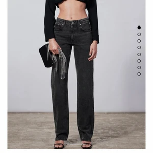 Mid Rise jeans zara - Populära mid Rise jeans från zara strl 40💙💙 bud på 240kr