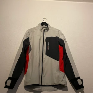 Sail racing seglarjacka - Hej! Jag säljer nu min seglarjacka från Sailracing!❤️‍🔥 Den är endast lite använd och fungerar perfekt till vardags eller till den mer aktiva vardagen!❤️‍🔥❤️‍🔥 leverans kan ske, köpte står för frakt