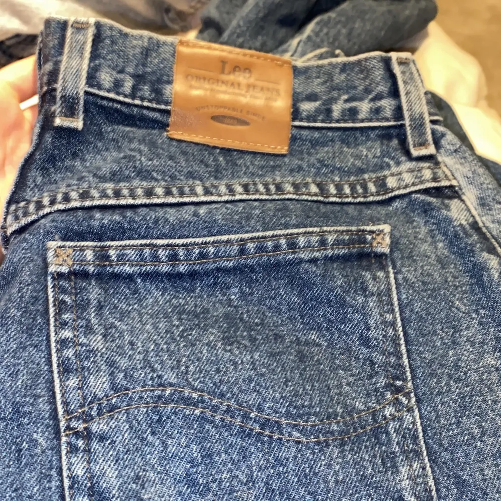 Snygg vintage-jeans från Lee! Medelhög midja och benen går ner till fötterna😍💥 sparsamt använda och i bra skick!. Jeans & Byxor.