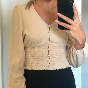 Festtopp - Beige glittrig topp från Monki, aldrig använd! Lapp kvar!🤗 (köparen står för frakten)