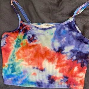 Shein linne  - Säljer denna jättefina shein toppen, köpt för ca 50kr endast lite använd en sommar 2020 annars legat helt oanvänd med justerbara band där bak  frakt tillkommer!