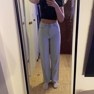 Utsvängda jeans från junkyard - Ett par skitsnygga ljusblåa jeans från junkyard. Jätte fin passform både fram och bak!