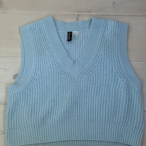 Blå stickad väst - Använd 1 gång! Snygg stickad ljusblå väst! Från hm 