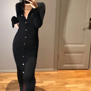 Klänning från h&m  - Köpt från h&m den är i färgen Svart , klänning är tunn material.