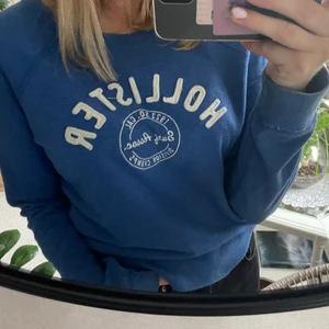 Blå bekväm tröja från Hollister - Perfekt passform med skönt material och jättefin ljusblå färg!! Säljer för att den aldrig används.