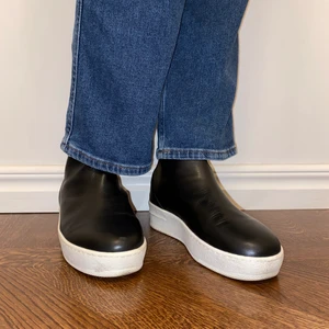 Läder sneaker stövlar  - coola stövlar med sneaker under del. jätte sköna men säljer dom för att dom är lite för stora. köp direkt 600 kr + frakt