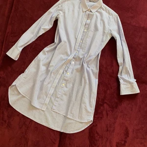 Skjorta-klänning  - Snyggt skjorta-klänning. Passar bra med en bälte. Klädde 2-3 ggr