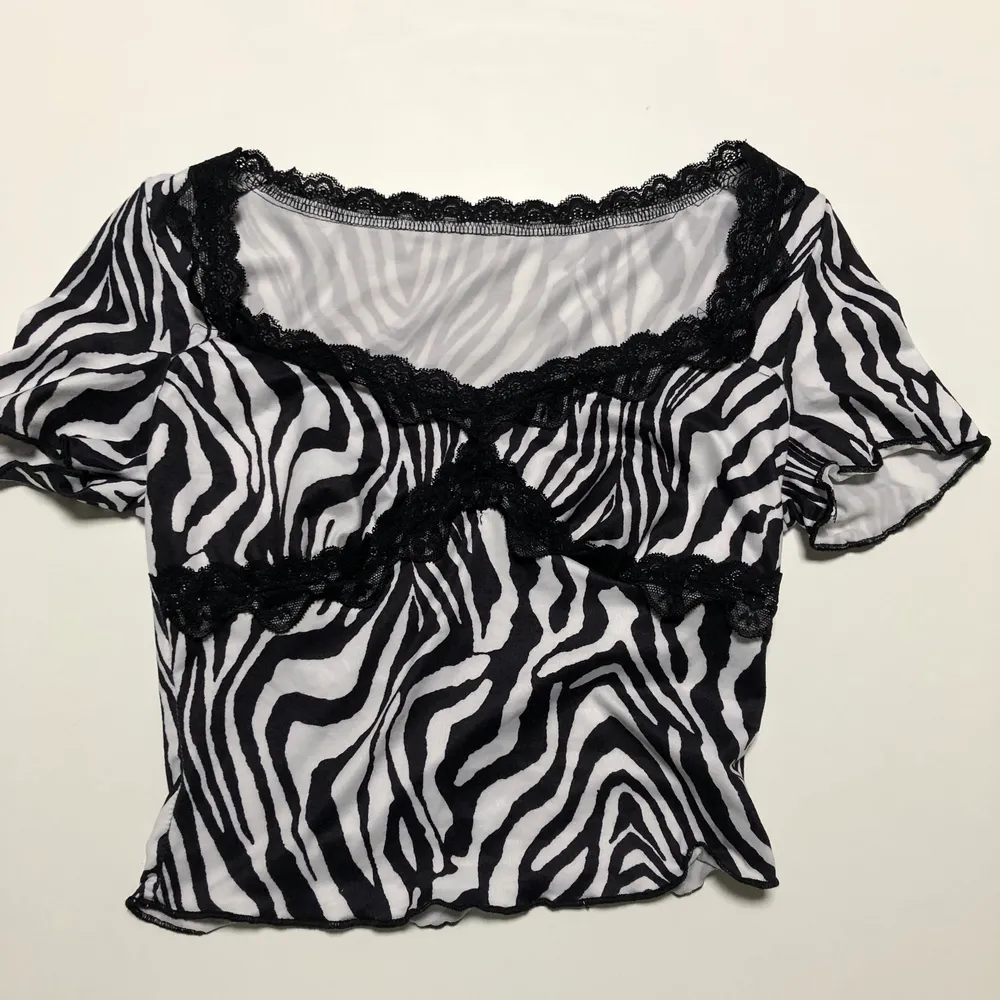 Zebra mönstrad t-shirt från SHEIN aldrig använd men finns ingen lapp på storlek men skulle tänka mig är en XS/S. Toppar.