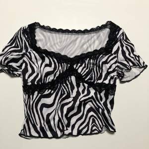 Zebra mönstrad t-shirt från SHEIN aldrig använd men finns ingen lapp på storlek men skulle tänka mig är en XS/S