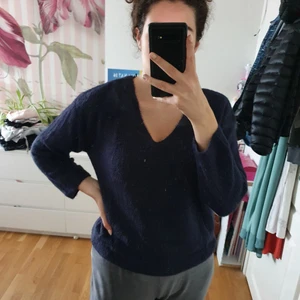 Hm m tröja - Säljer en mörkblå fluffig tröja som även kan vara offshoulder. Lite för kort för mina armar och därför använser jag i te den så mycket. Köparen står för frakt 