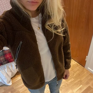 Brun jacka - En brun jacka som inte är för varm, kan användas både vinter och höst! Säljer denna då den är för kort i armarna för mig, hade haft kvar den annars! Jättesnygg!!