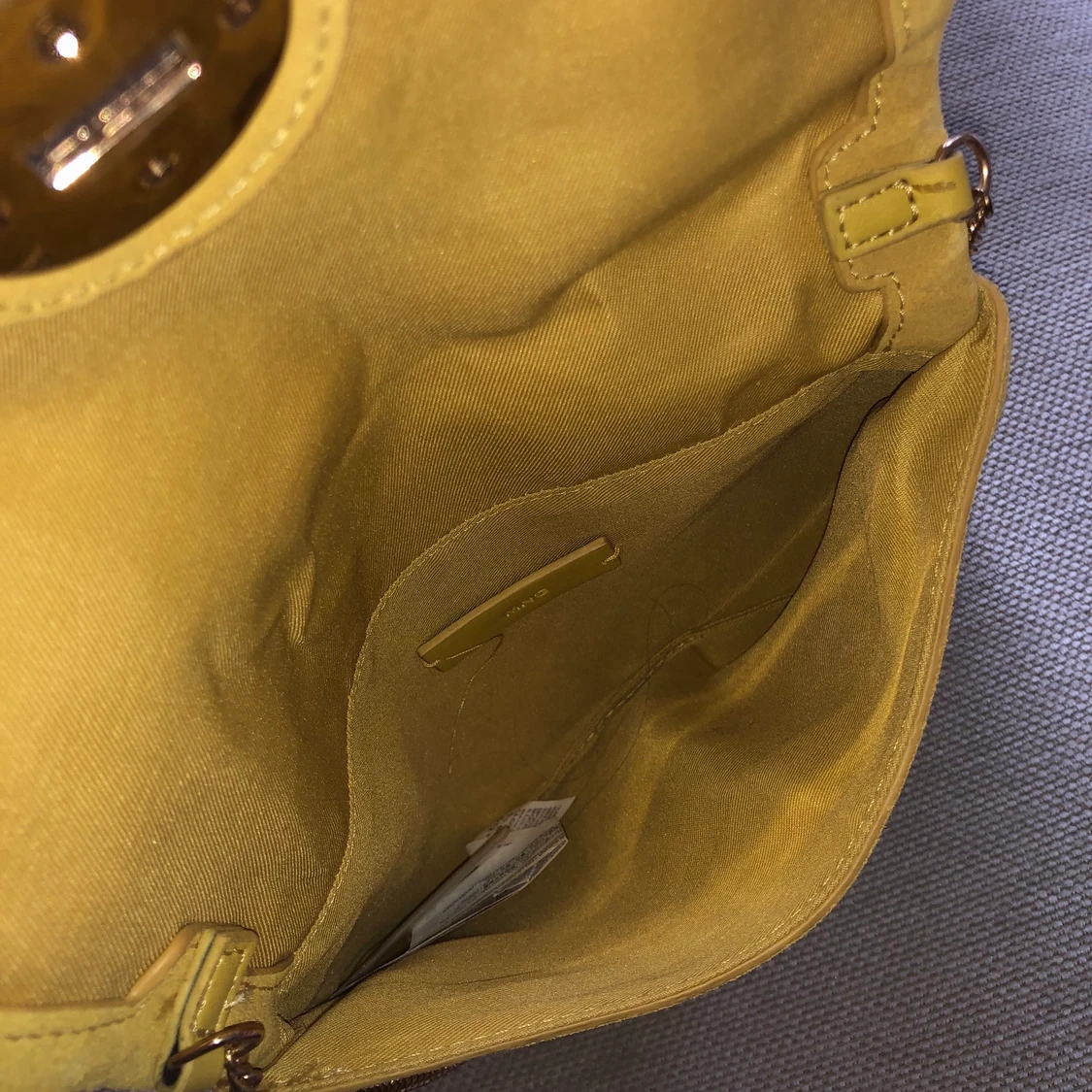 Gul kuvertväska från Mango - 90