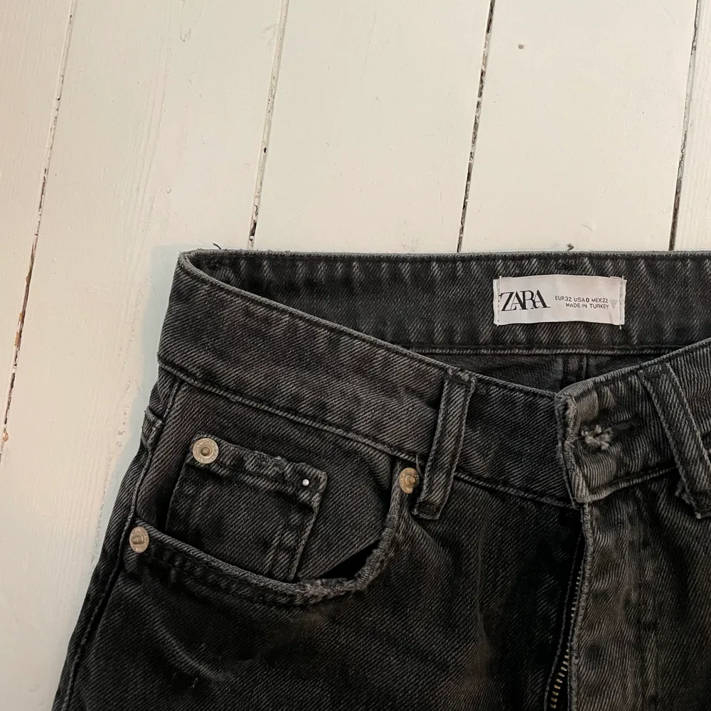 Ett par superfina jeans från Zara med snygg slits i storlek 32. Använda ett fåtal gånger, säljer då dem är för små🌸 . Jeans & Byxor.