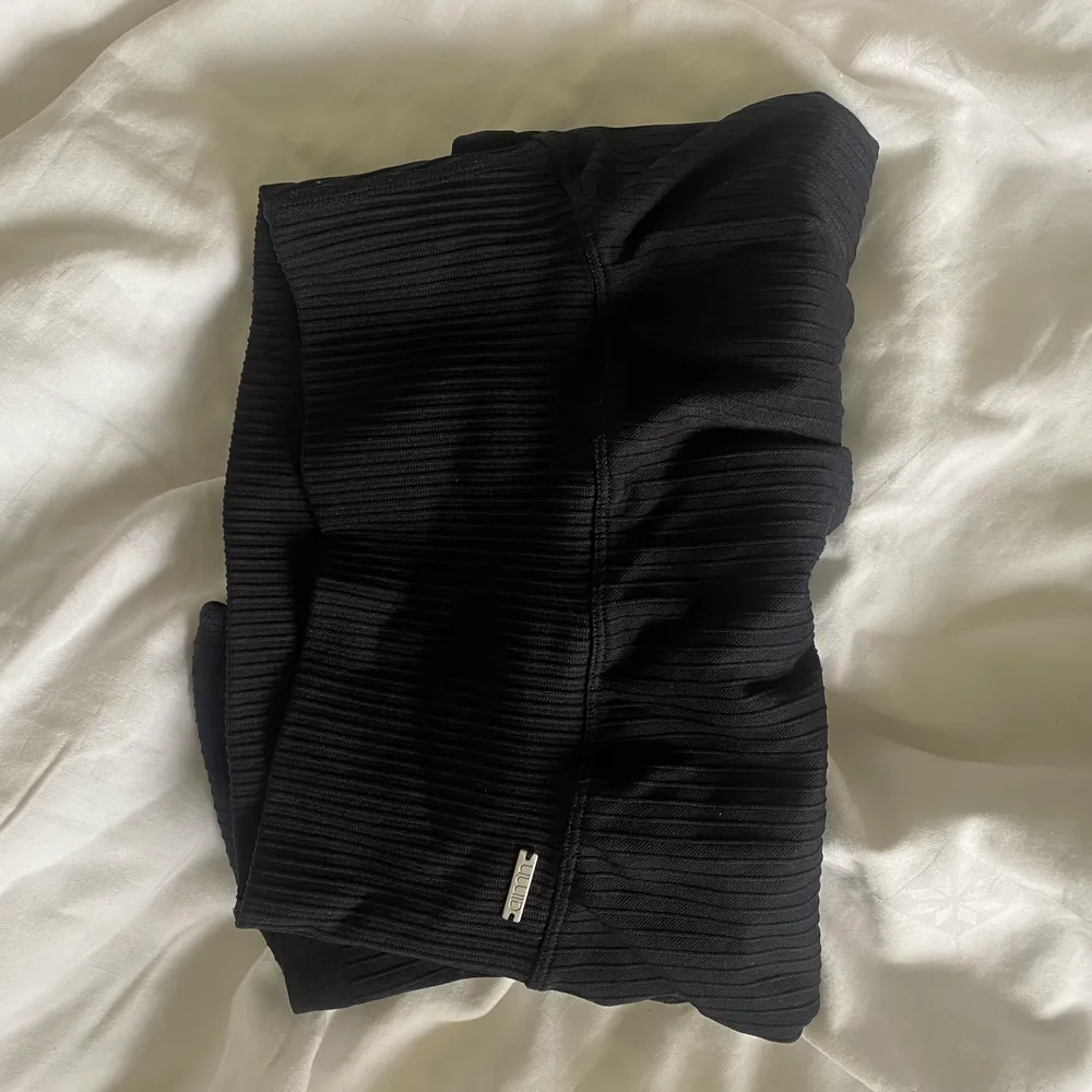 Superfina nya svarta Aim’n tights i modellen ”Ribbed Seamless Tights”. Endast testade på. Säljes pga för små för mig, ordinarie pris 599💕. Jeans & Byxor.