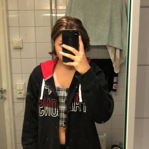 Svart zip hoodie - Svart hoodie med ett NFL motiv med laget Falcons. I storlek L