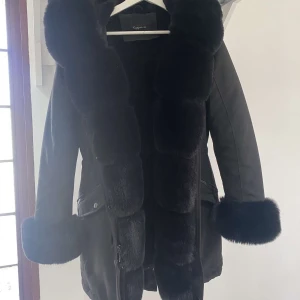 Storlek S passar till XS - Päls jacka jätte fin knappt använd i bra skick säljer den eftersom att den är stor för mig för mer information kontakta mig