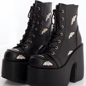 Demonia platåskor  - Knappt använda demonia platåskor! 13cm hög platå 