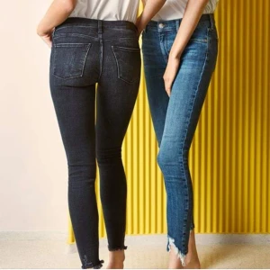 Svarta jeans med slitningar Icon Onyx - Stl. S men passar även XS. Använd fåtal gånger, jättesnygga slitningar vid anklarna. 