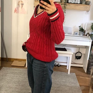 TRÖJA - Jättefin kabelstickad tröja i röd. Köpt på en secondhand för ca 99kr men jag säljer för 40kr + frakt! Inget fel på utan säljer för att jag bara inte använder den.