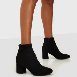 Nelly boots - Aldrig använda, skit snygga att ha på fest men dem kom aldrig till användning för mig. Skriv om du vill ha fler bilder ❤️ strl 40