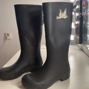 ODD MOLLY STÖVLAR  - ODD Molly stövlar i st 37-38. Stövlarna sluta ungefär 5-10 cm under mina knän.  Ganska gamla så är lite slitna. Annars bra skick! 💗