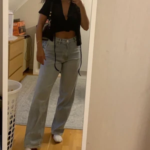 Monki jeans  - Ljusa monki jeans. Passar personer i storlek s 