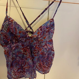 Fint linne - Superfint linne från forever 21, korsad i ryggen. Bra skick, strl S men passar XS också. Kolla gärna in mina andra annonser också💕