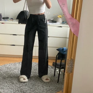 Randiga kostymbyxor!! - Intressekoll på mina otroligt snygga och sköna Svart-vit randiga kostymbyxor!! ÄLSKAR dem men kommer nästan aldrig till använding längre:( jättefint skick! Jag är 166cm❤️ tänkte köra en budgivning som får avgöra om jag ska behålla dem eller sälja dem🥰 budgivningen startar på 100kr och buda i KOMMENTARERNA🥰 (köparen står för frakt 66kr) 🥰