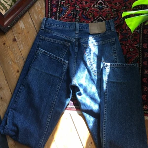 Levis jeans  - Snygga vintage Levis jeans. Taggen är utsliten så kan inte se storlek tyvärr :( säljer då de är för små för mig. Finns inga hål eller slitage.