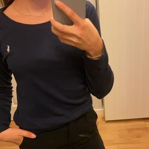 Blå långärmad tröja - Super fin blå långärmad tröja från Polo by Ralph Lauren. Tröjan är sparsamt använd och slitage finns ej. Tröja är i stl 150, men passar mig fint som är XS, skulle även säga att den passar för S💛💛