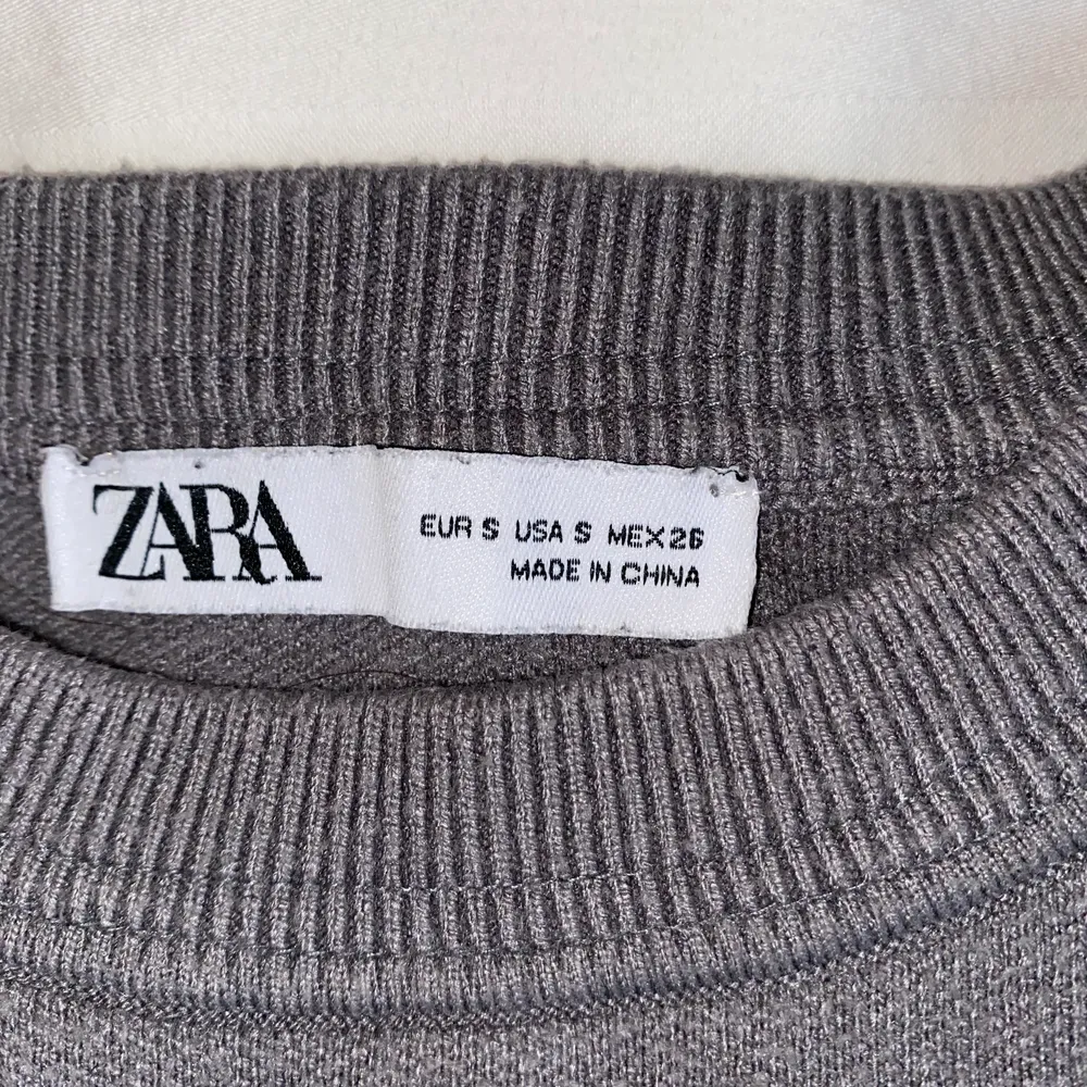 Grå sweatshirt från zara, säljer då den aldrig kommer till användning längre, bra skick . Tröjor & Koftor.