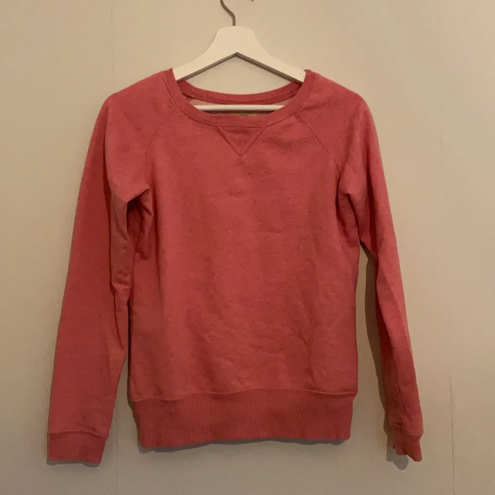 En fin rosa sweatshirt utan slitage💓 Sweatshirten passar en stl XS💓. Tröjor & Koftor.