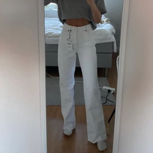 Zarajeans - Säljer dessa skitsnygga jeansen från zara 🤍 de är använda 1-2 gånger så de är som nya! Frakten ingår inte i priset (88kr). Hör av er vid frågor!☺️💕