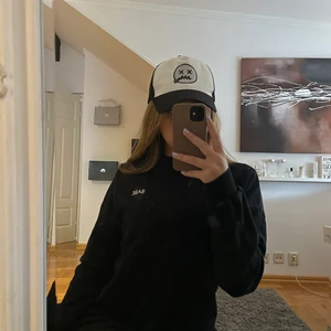 Tröja  - Säljer denna super snygga tröja från NAKD som det står BABE på som en snygg detalj. 