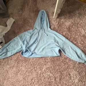 Blå crop top hoodie - Använd 1 gånger och säljer för använder ej. 