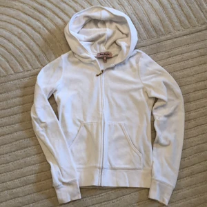 Juicy couture hoodie - Superfin rosa hoodie från Juicy Couture köpt i LA. Knappt använd då jag gått upp i vikt o ej kan ha small längre😌 säljer den nu till ny ägare så den kommer till användning! 