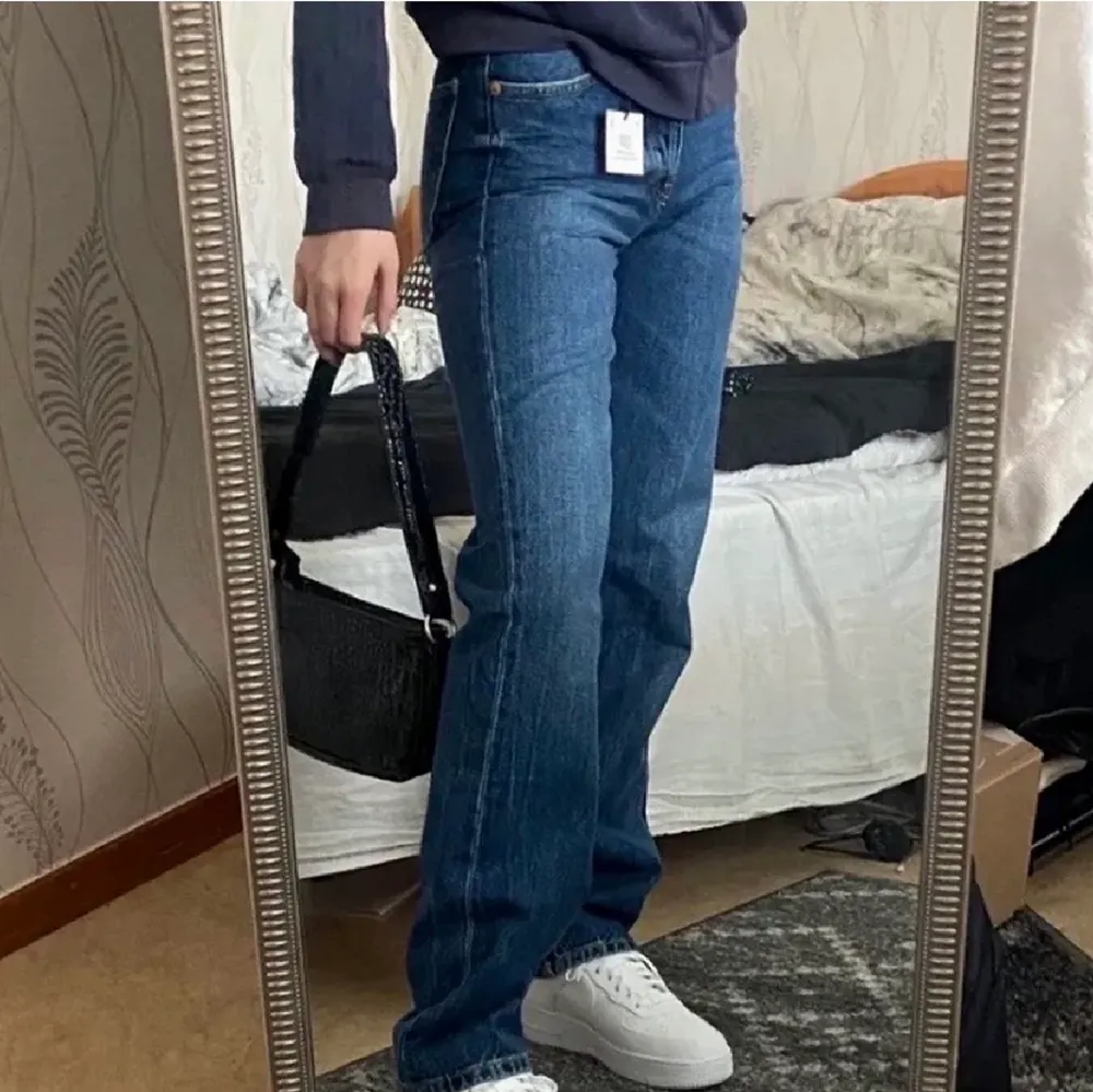 Hej, säljer dessa otroligt populära zara jeans som tyvärr är slutsålda, detta är strlk 36! Skriv till mig för frågor osv🙌 buda 🤗 färgen på jeansen är som den sista bilden visar🤗 men samma modell som de två första bilderna . Jeans & Byxor.