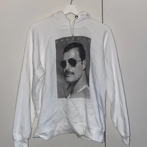 Freddie murcury hoodie - Freddie murcury hoodie i storlek M, jag kan mötas upp i Eskilstuna annars står köparen för frakten ❤️🌟