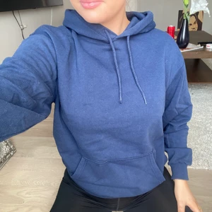 Mörkblå hoodie - Mörkblå hoodie från H&Ms herravdelning storlek S