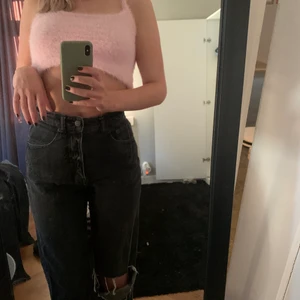 Svarta jeans med hål  - Fina jeans från cheap Monday, använda fåtal gånger☺️Något kortare i benen men passar dig som är under 165 skulle jag gissa :) 