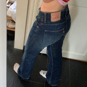 Lågmidjade/mid jeans strl 36/38 - INTRESSEKOLL! Jättefina levis jeans i strl 34-38 beroende på hur man vill att de ska sitta. Lite stora på mig som har 34/36 i vanliga fall men funkar jättebra ändå. Köpta på plick nydligen och tyxker om dom massor så säljer bara vid bra bud. Buda privat, starta på 400kr💗💗