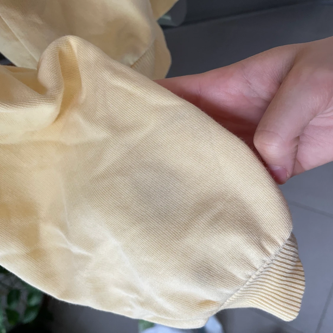 Pastellgul tjocktröja  - 91