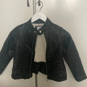 Jacka till en tjtj  - Jacka for en tjej. Storlek 6-7. Bra stick- som en ny