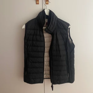 Parajumpers väst äkta  - Helt ny väst inga fläckar kvitto finns på email kan byta mått en väst Moncler me då äkta självklart 