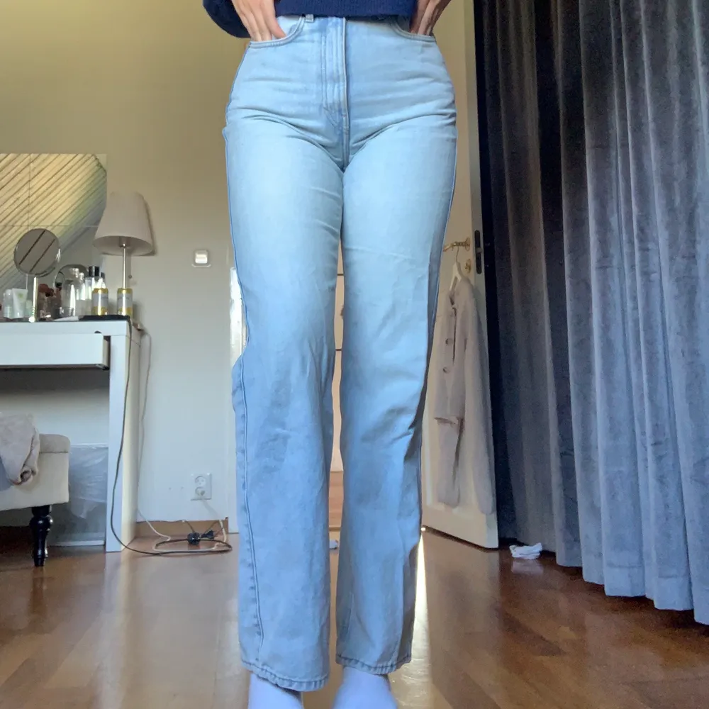 Ljusblå jeans från weekday i modellen rowe, lite korta på mig som är 168, i bra skick! Köparen står för frakt💗. Jeans & Byxor.